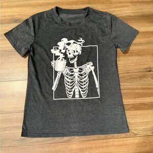 Gray Skeleton Graphic Halloween T-Shirt